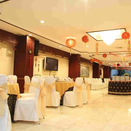 Regent'S Park Hotel Malang Esterno foto