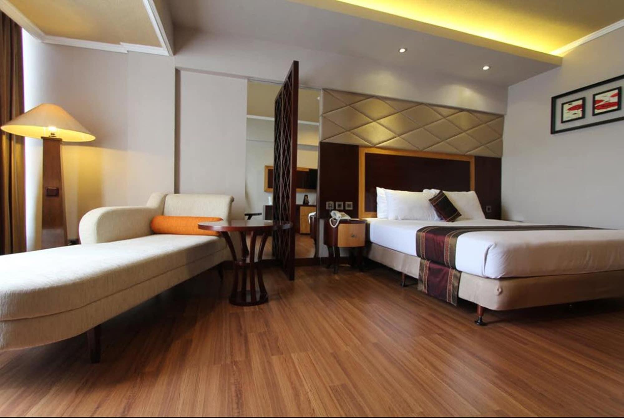 Regent'S Park Hotel Malang Esterno foto