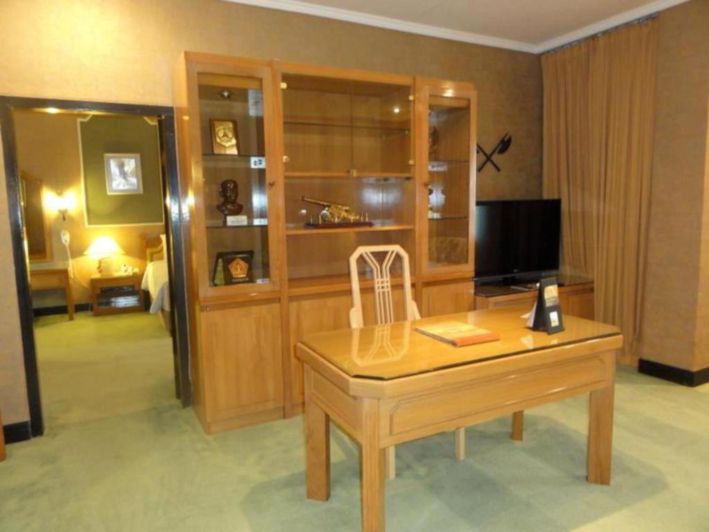 Regent'S Park Hotel Malang Esterno foto