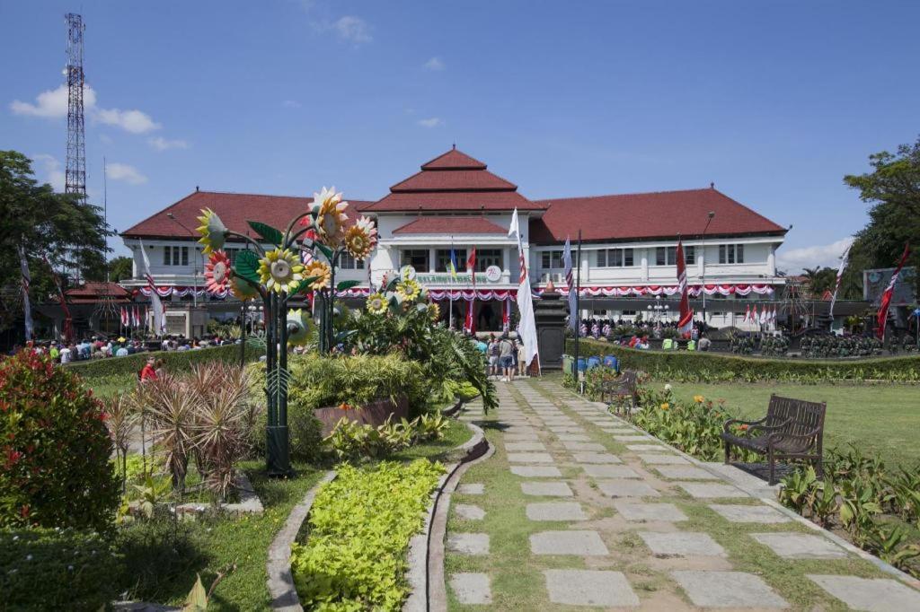 Regent'S Park Hotel Malang Esterno foto