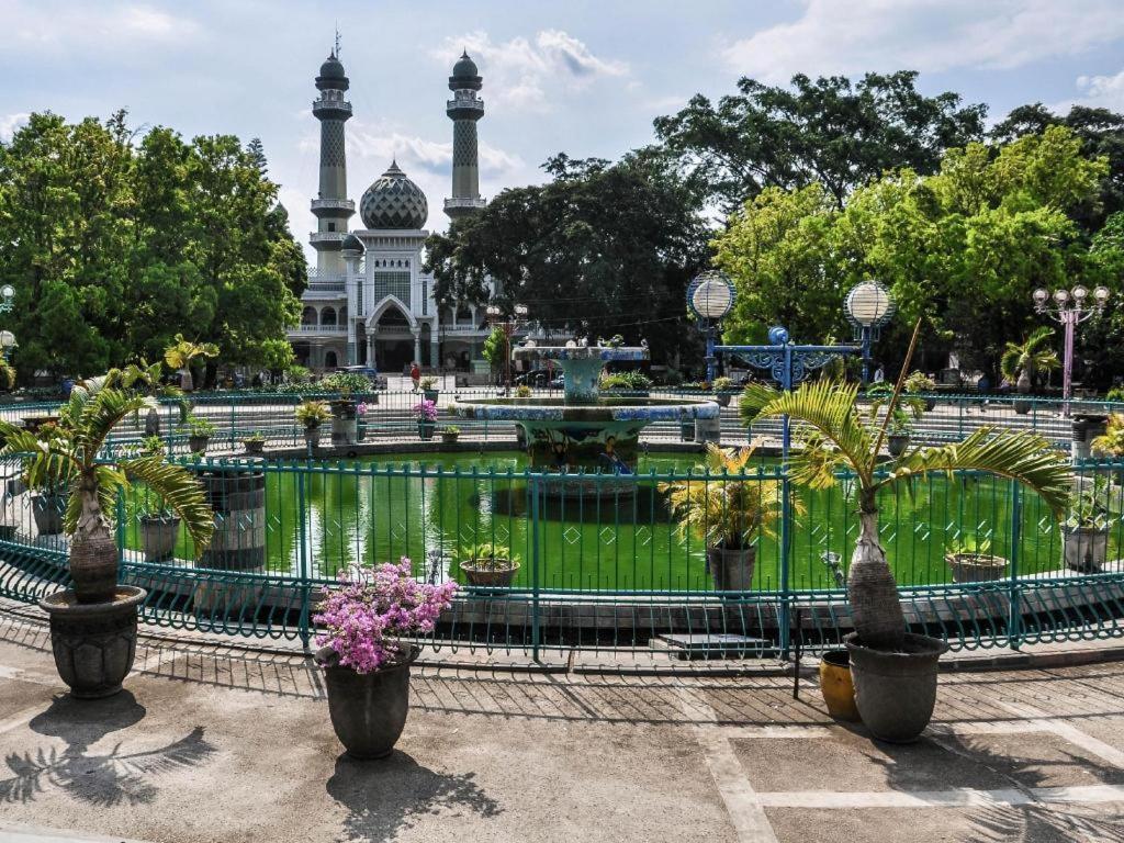 Regent'S Park Hotel Malang Esterno foto
