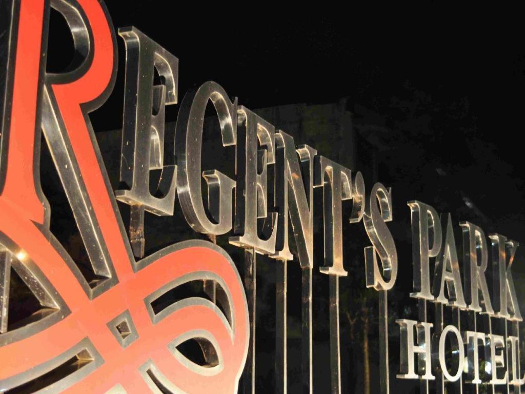 Regent'S Park Hotel Malang Esterno foto