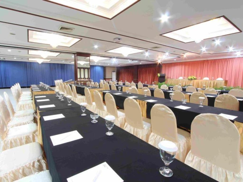 Regent'S Park Hotel Malang Esterno foto