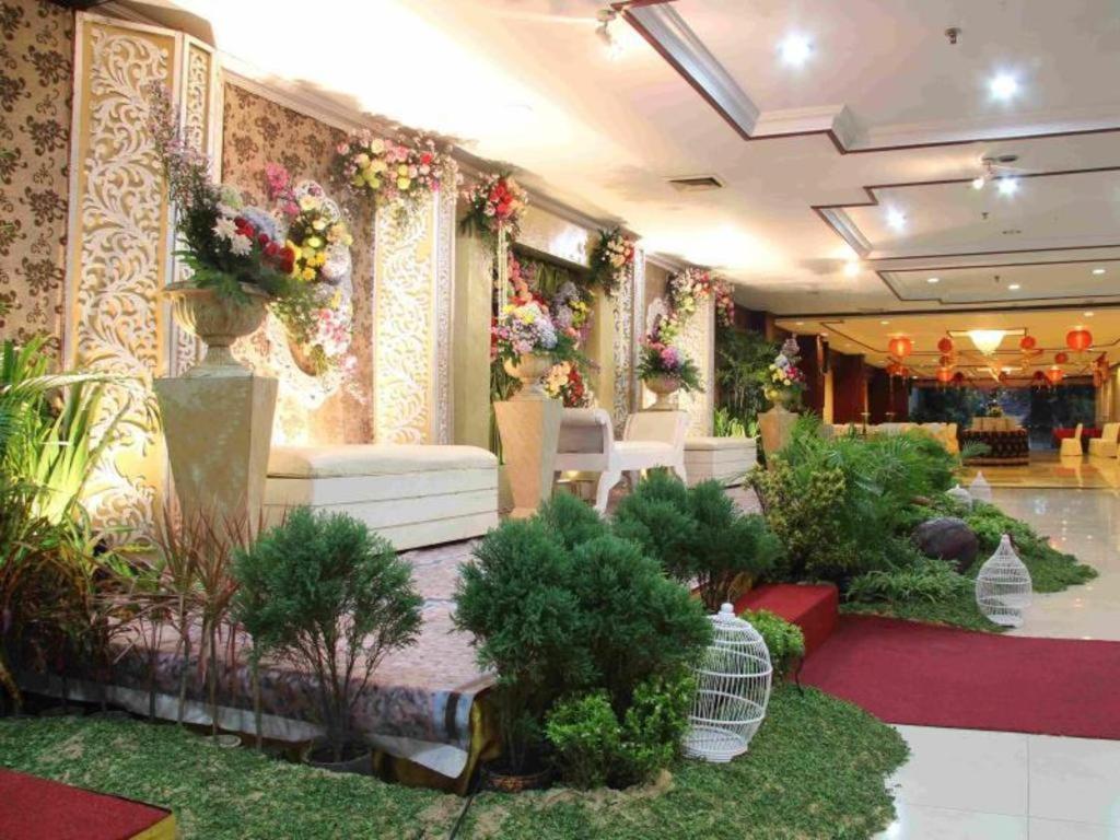 Regent'S Park Hotel Malang Esterno foto