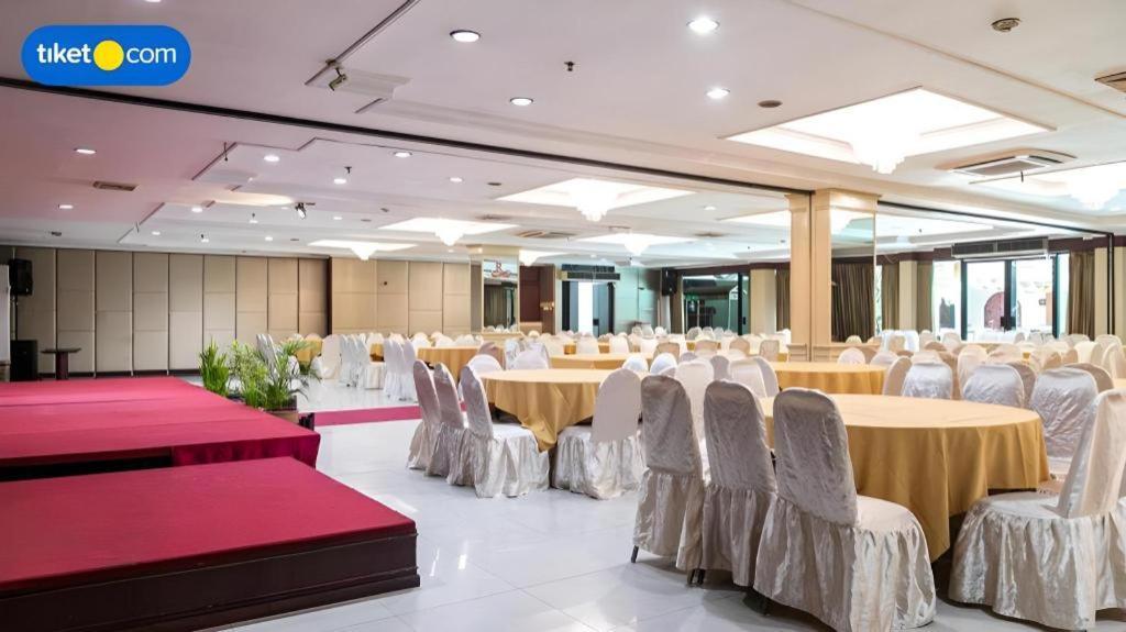 Regent'S Park Hotel Malang Esterno foto