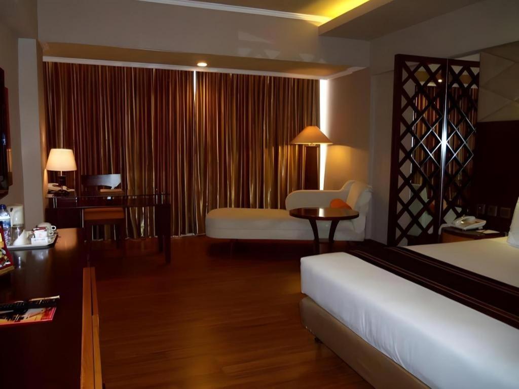 Regent'S Park Hotel Malang Esterno foto