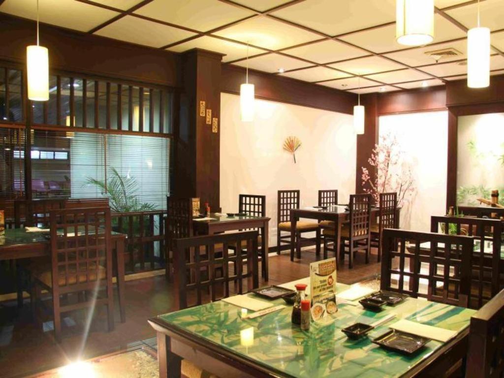 Regent'S Park Hotel Malang Esterno foto