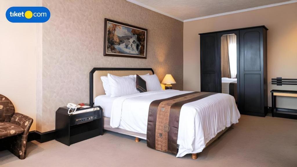 Regent'S Park Hotel Malang Esterno foto