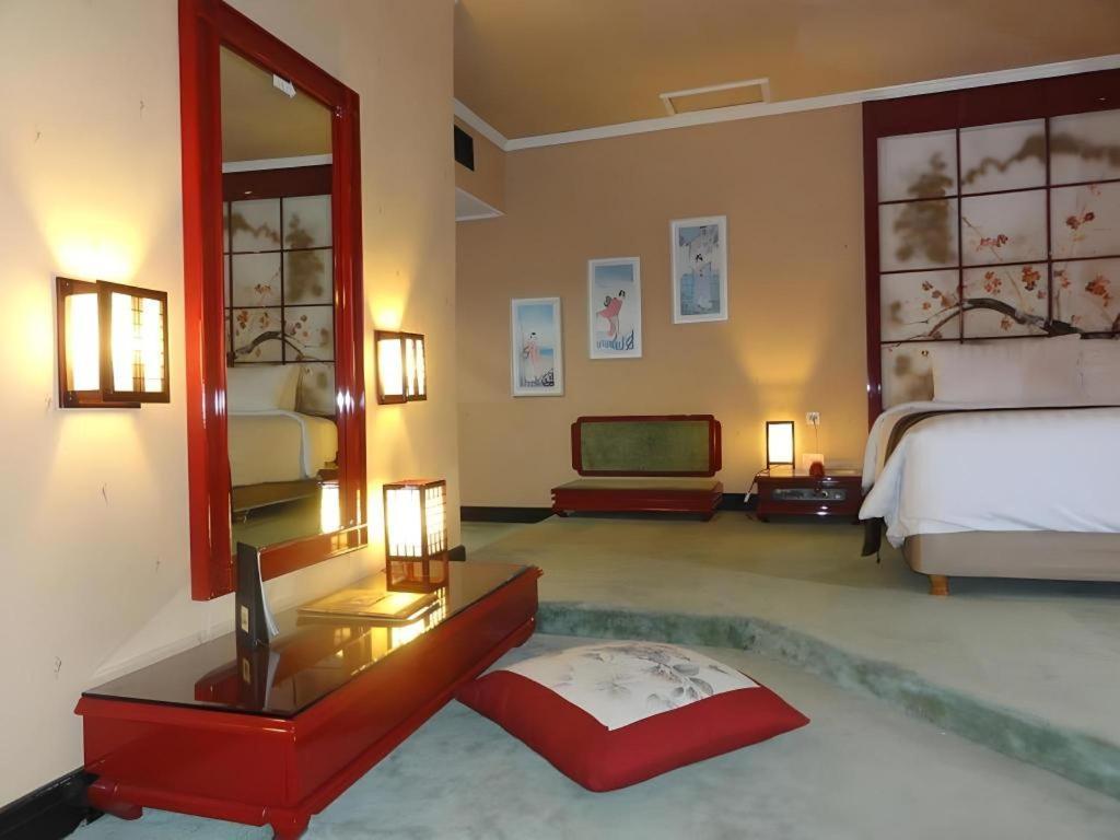 Regent'S Park Hotel Malang Esterno foto