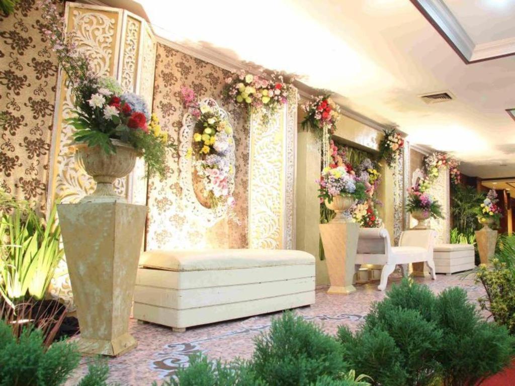 Regent'S Park Hotel Malang Esterno foto