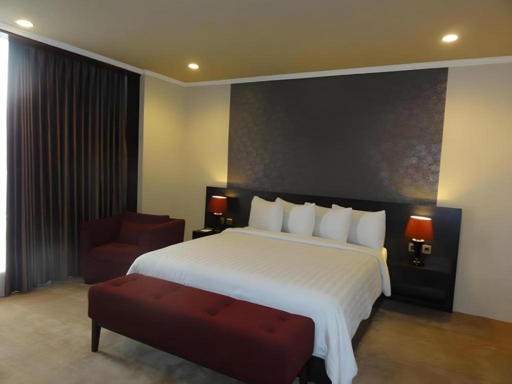 Regent'S Park Hotel Malang Esterno foto