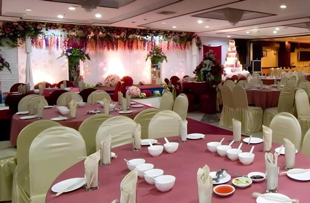 Regent'S Park Hotel Malang Esterno foto
