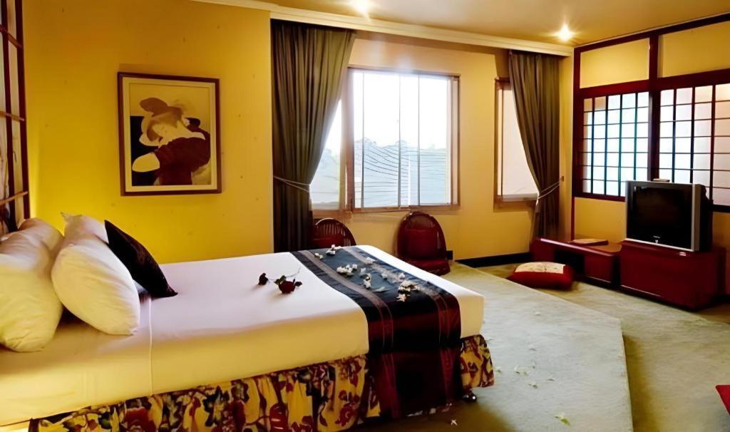 Regent'S Park Hotel Malang Esterno foto