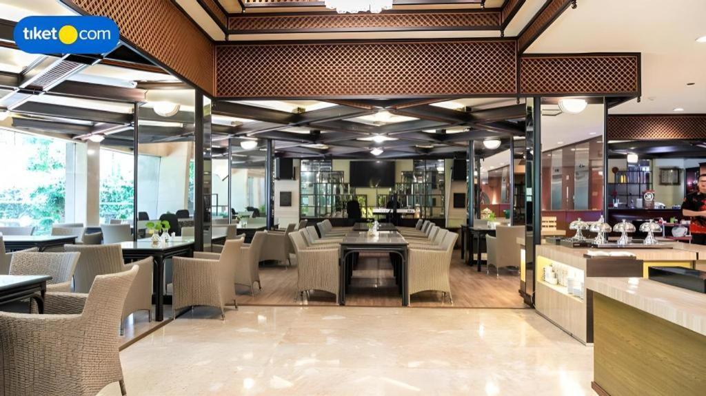 Regent'S Park Hotel Malang Esterno foto