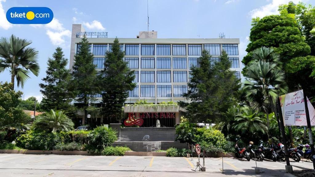 Regent'S Park Hotel Malang Esterno foto