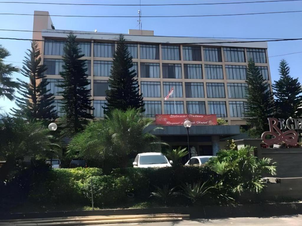 Regent'S Park Hotel Malang Esterno foto