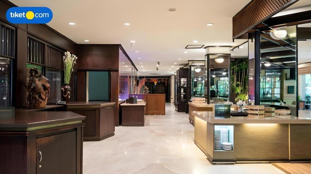 Regent'S Park Hotel Malang Esterno foto