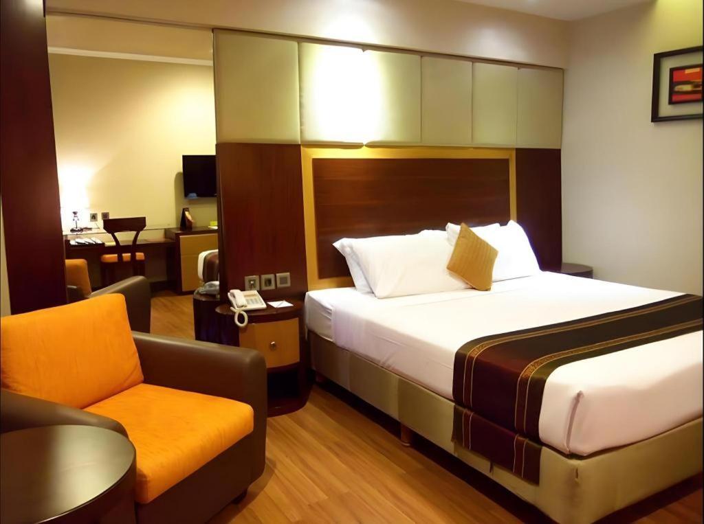 Regent'S Park Hotel Malang Esterno foto