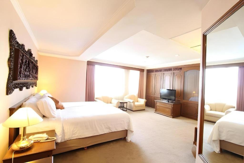 Regent'S Park Hotel Malang Esterno foto