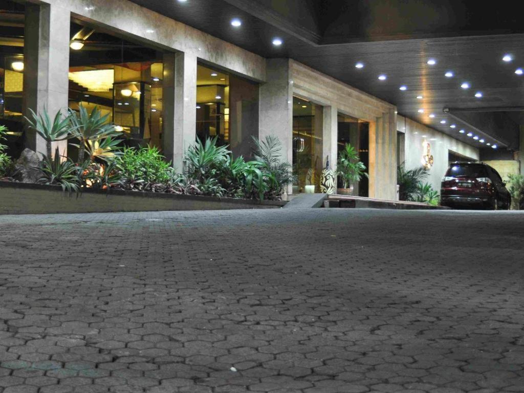 Regent'S Park Hotel Malang Esterno foto
