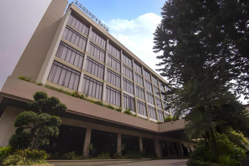 Regent'S Park Hotel Malang Esterno foto