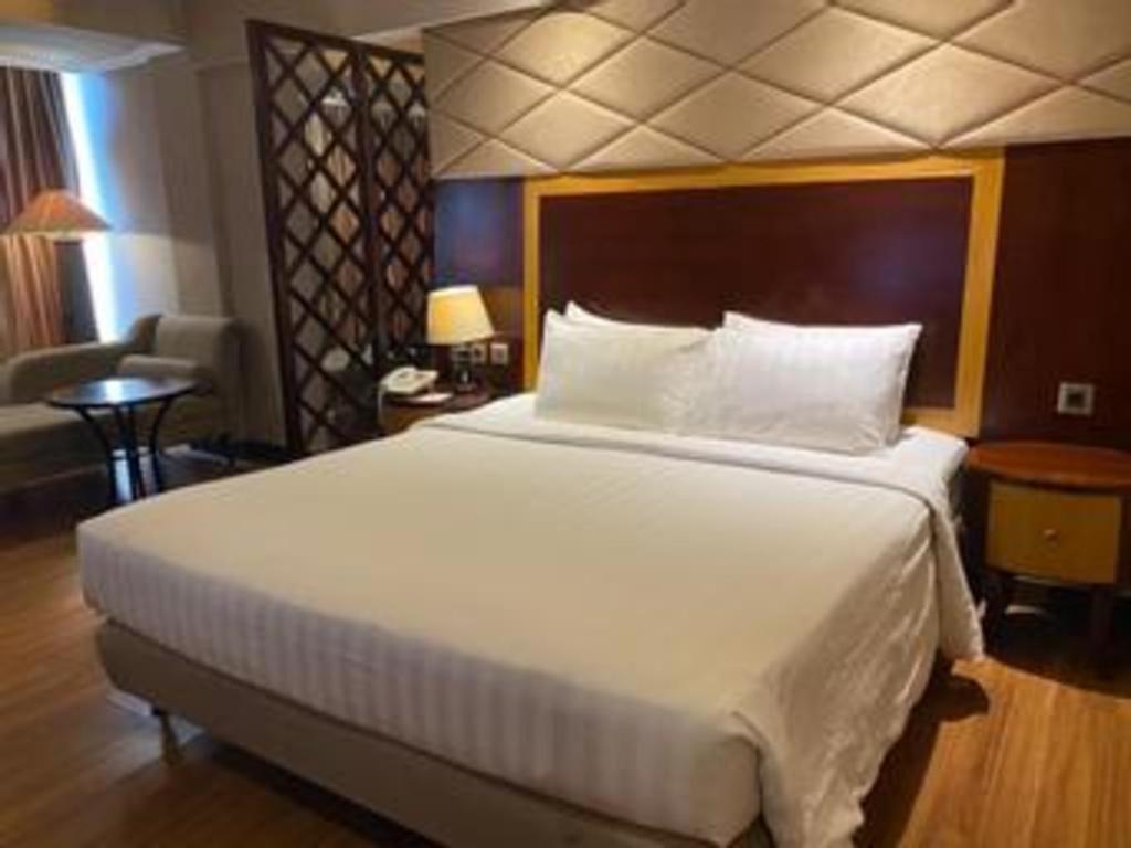 Regent'S Park Hotel Malang Esterno foto