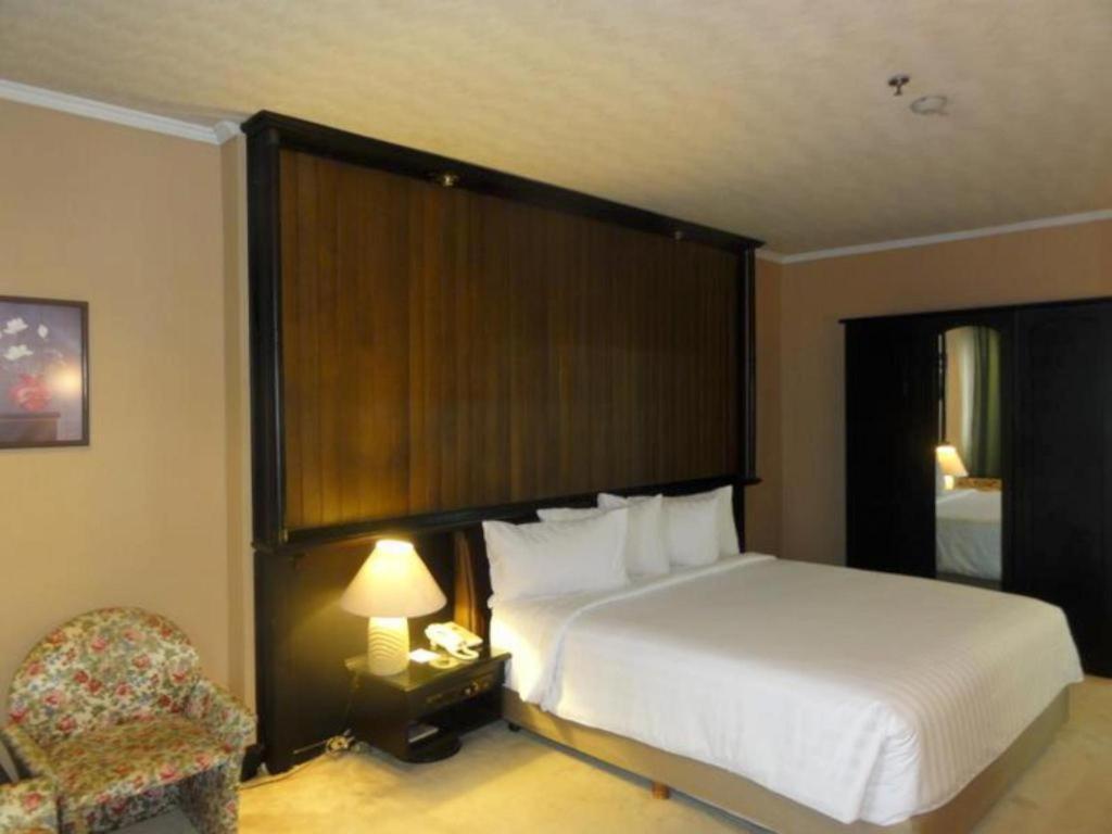 Regent'S Park Hotel Malang Esterno foto