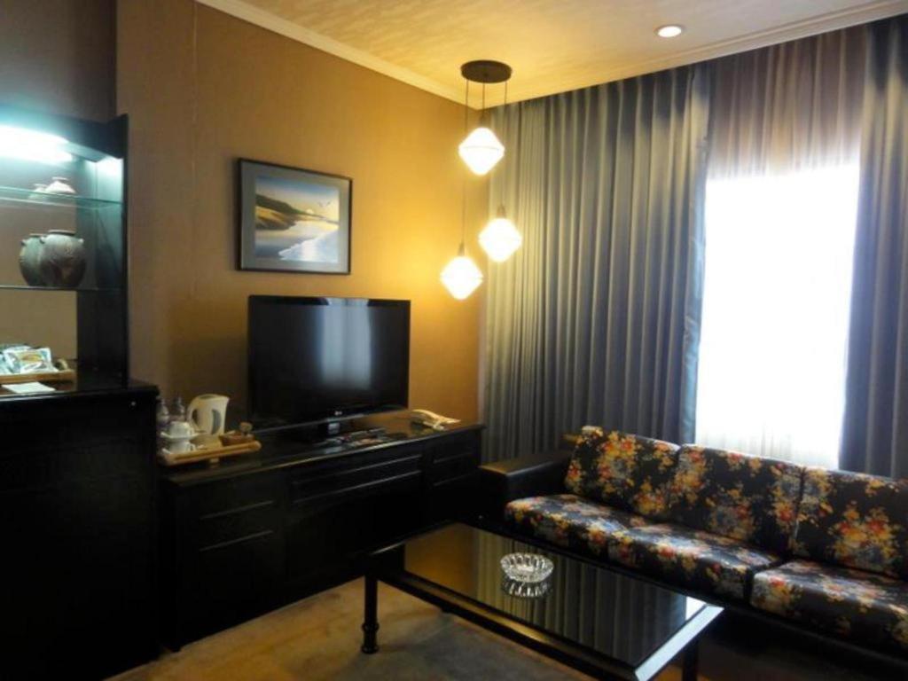 Regent'S Park Hotel Malang Esterno foto