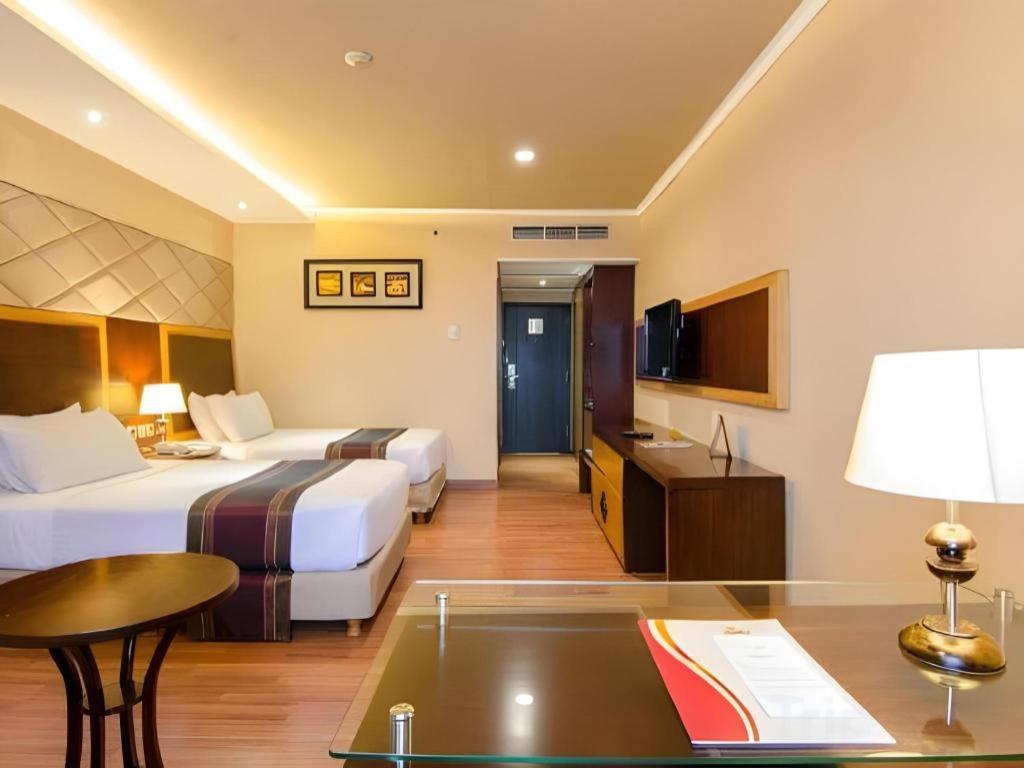 Regent'S Park Hotel Malang Esterno foto