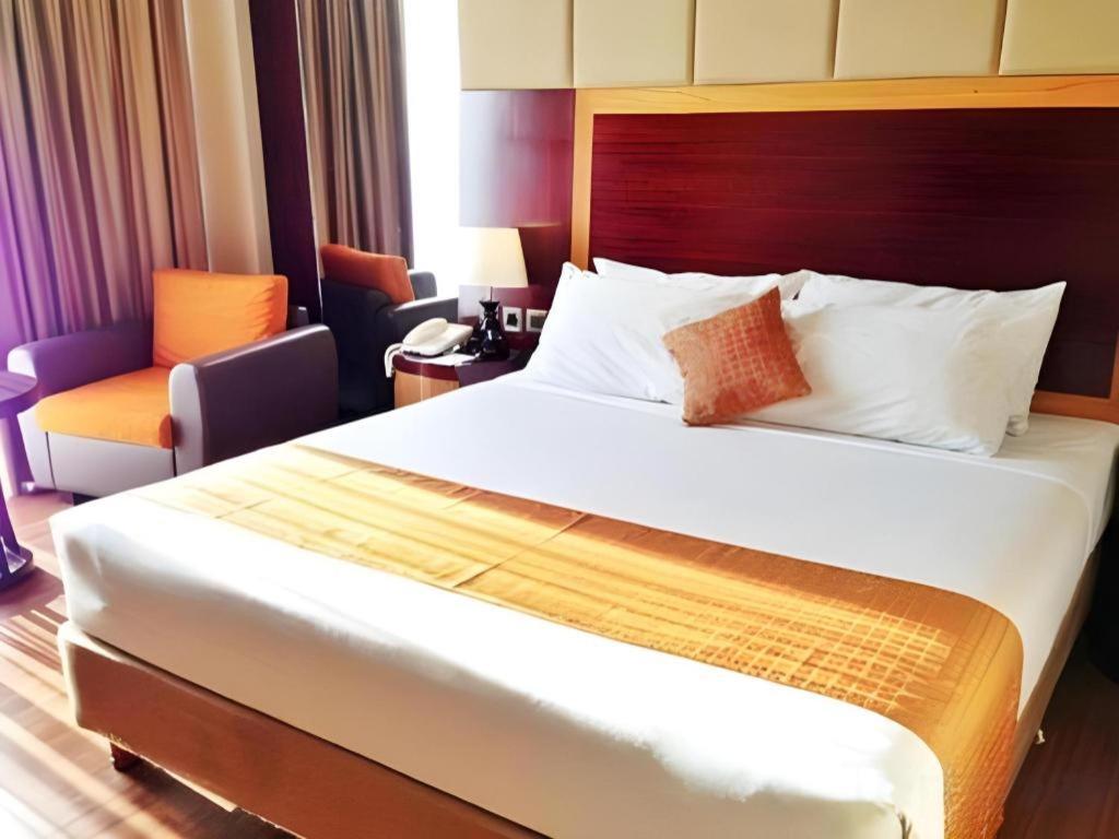 Regent'S Park Hotel Malang Esterno foto