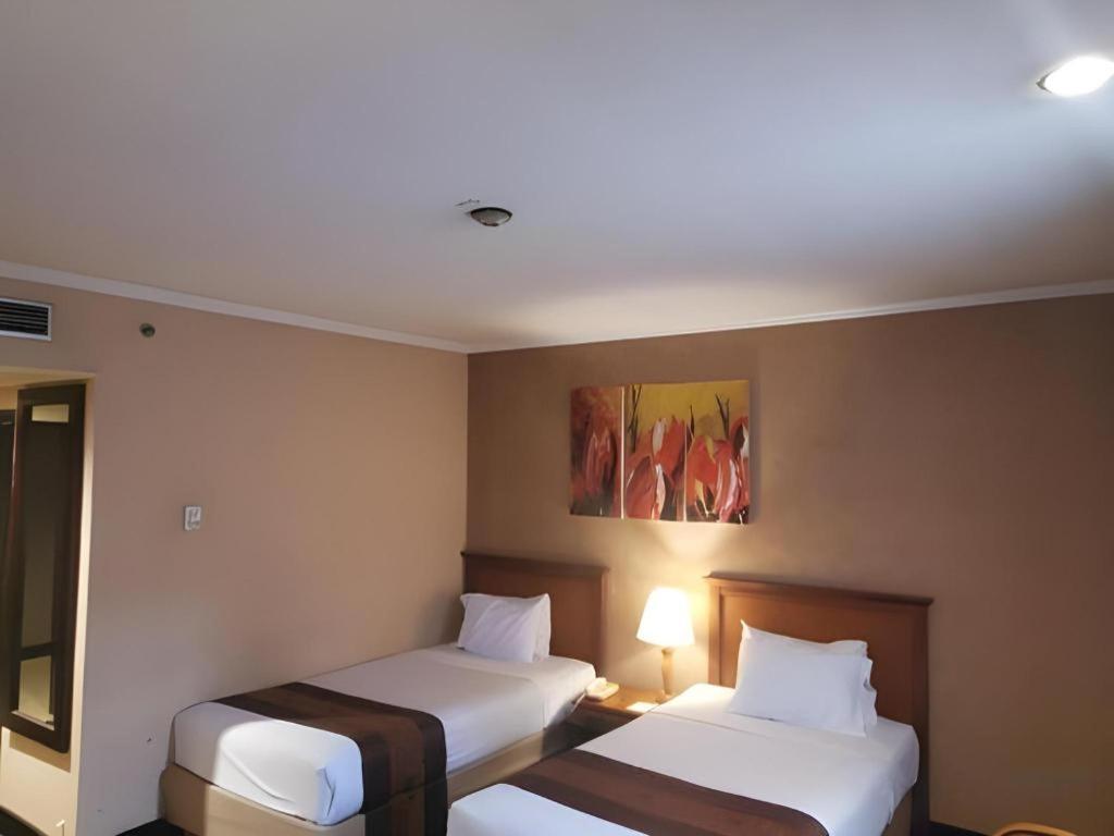 Regent'S Park Hotel Malang Esterno foto