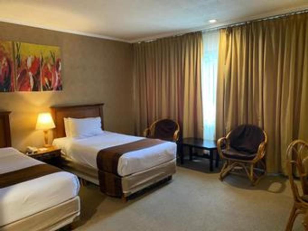 Regent'S Park Hotel Malang Esterno foto