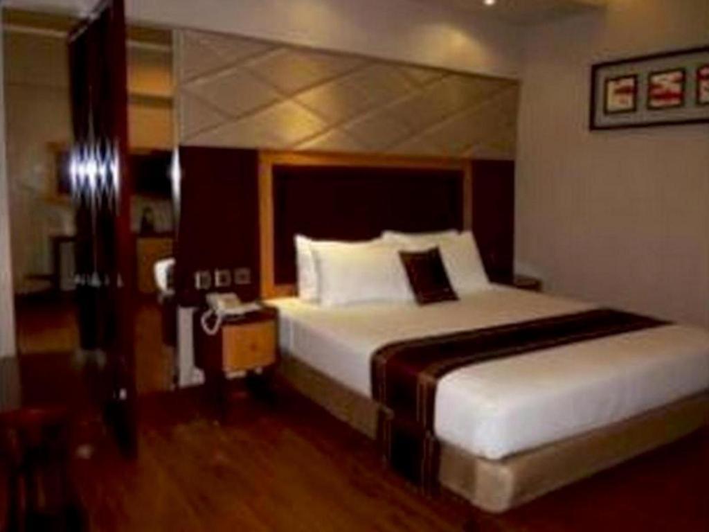 Regent'S Park Hotel Malang Esterno foto