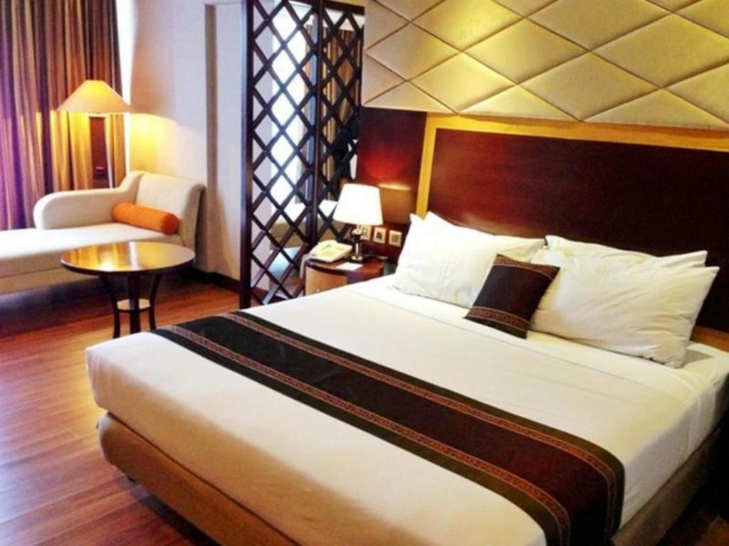 Regent'S Park Hotel Malang Esterno foto
