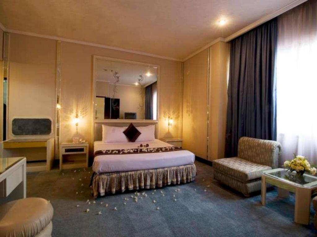 Regent'S Park Hotel Malang Esterno foto