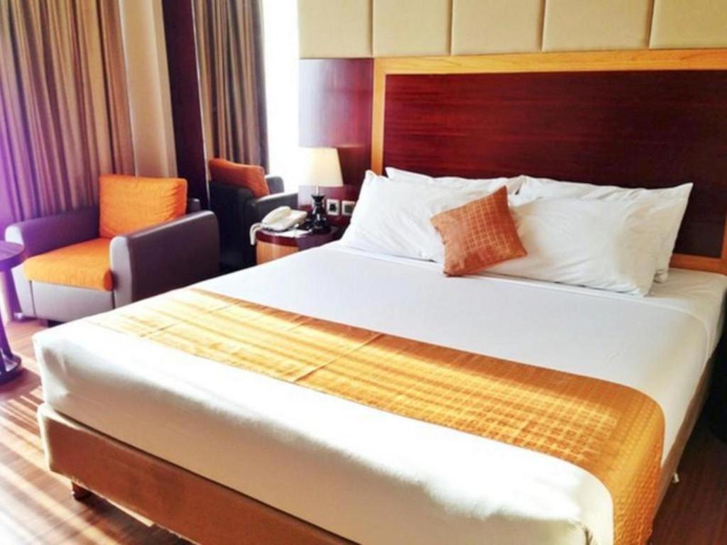 Regent'S Park Hotel Malang Esterno foto