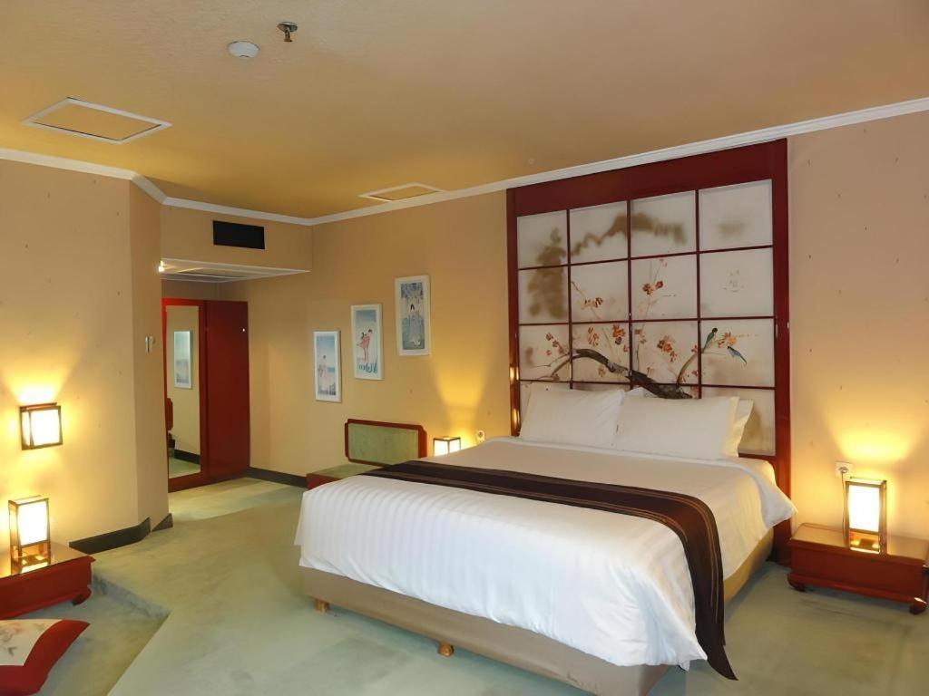 Regent'S Park Hotel Malang Esterno foto