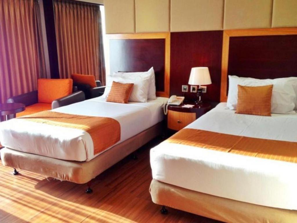 Regent'S Park Hotel Malang Esterno foto